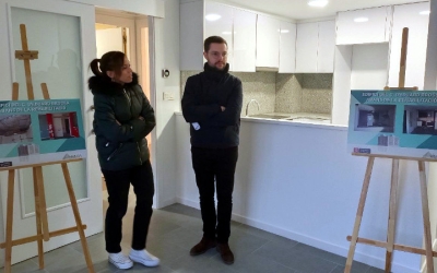 Marta Farrés i Eloi Cortés, dins d'un dels habitatges d'Eduard Brossa/ Karen Madrid